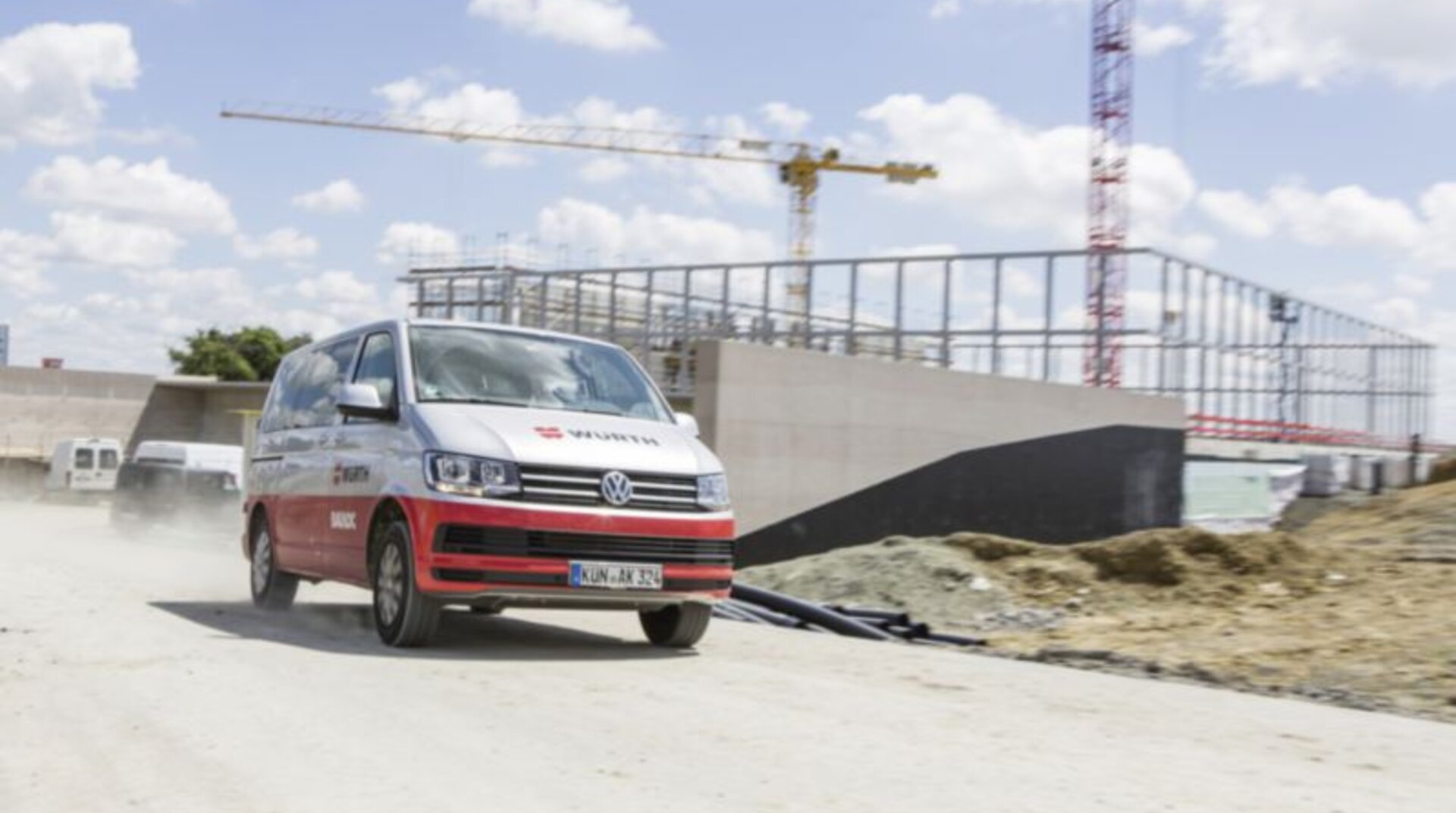 Transporter auf der Straße, Hintergrund Baustelle