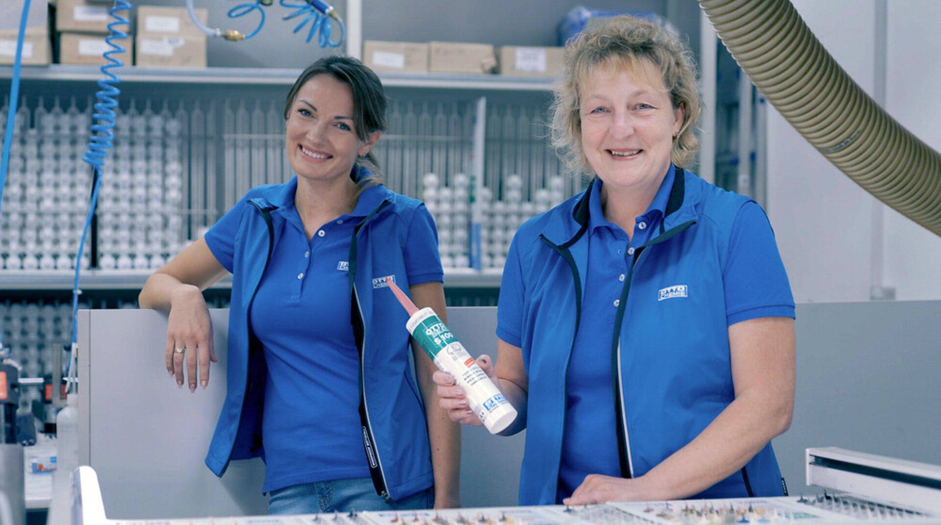 Zwei Frauen stehen vor einer Farbtafel