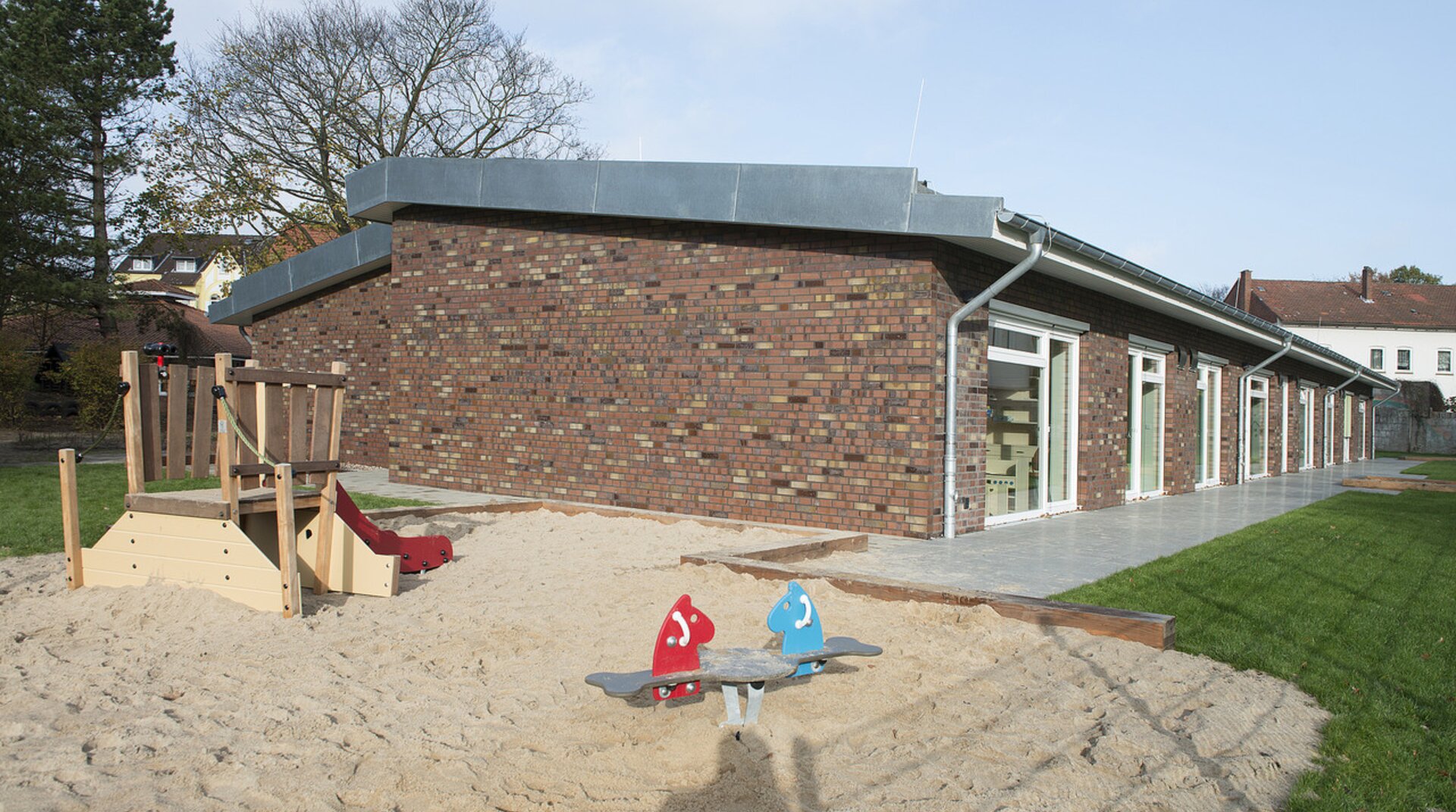 KiTa Lurup, Außenansicht, Blick auf Spielplatz