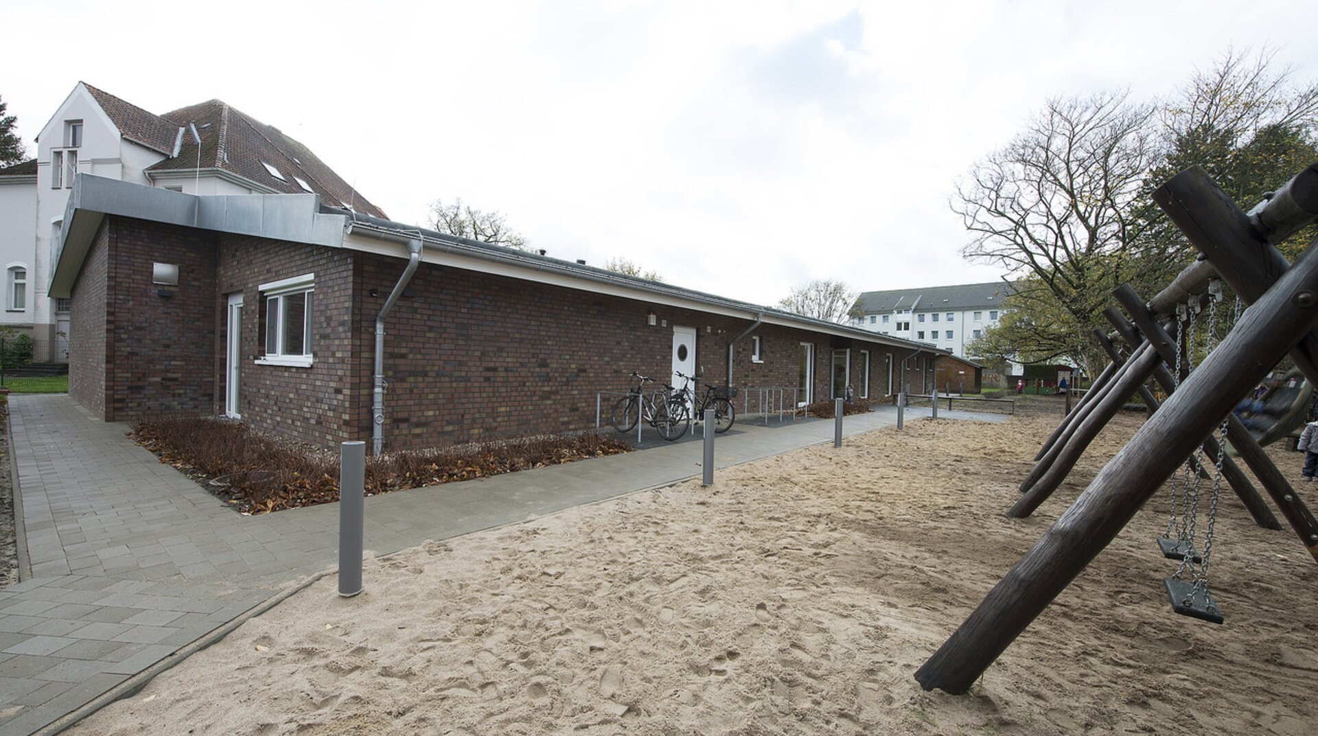 KiTa Lurup, von außen, mit Spielplatz am rechten Bildrand