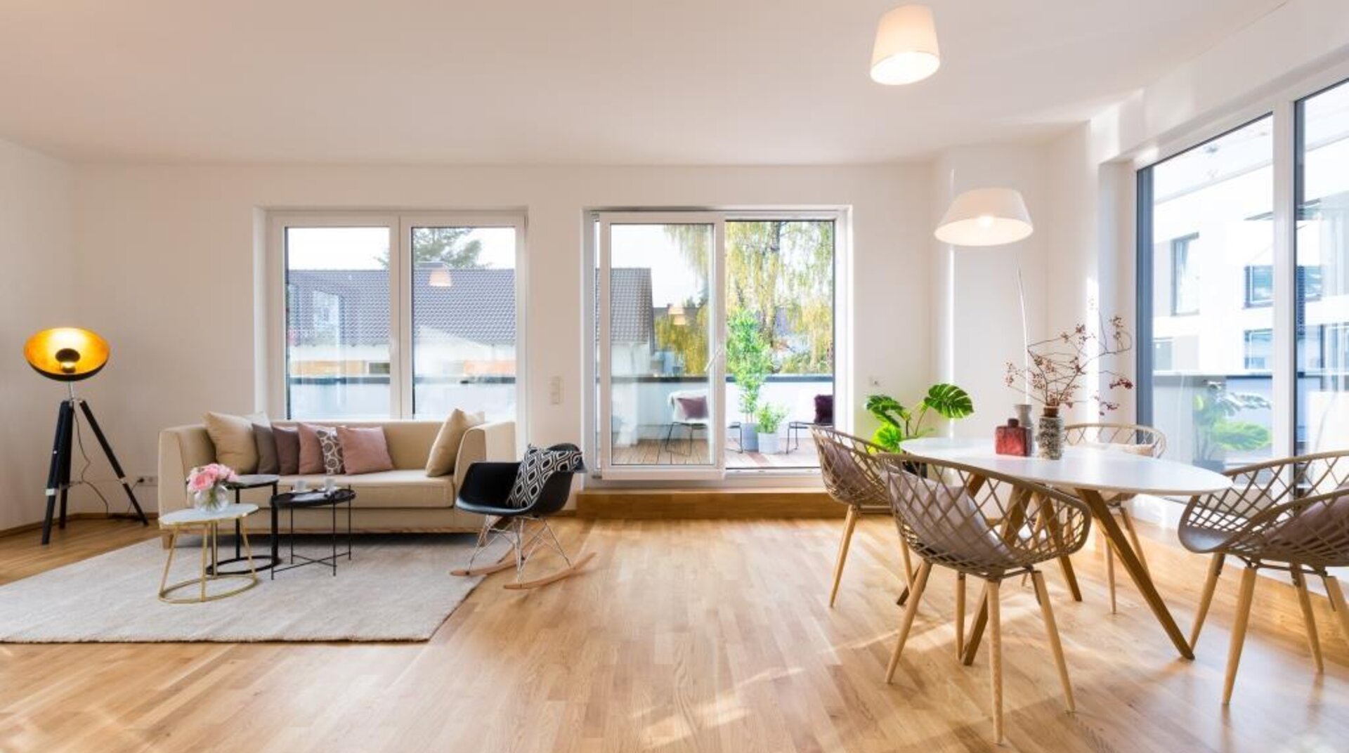 Penthouse Wiesbaden, Wohnzimmer, Blick auf Dachterrasse