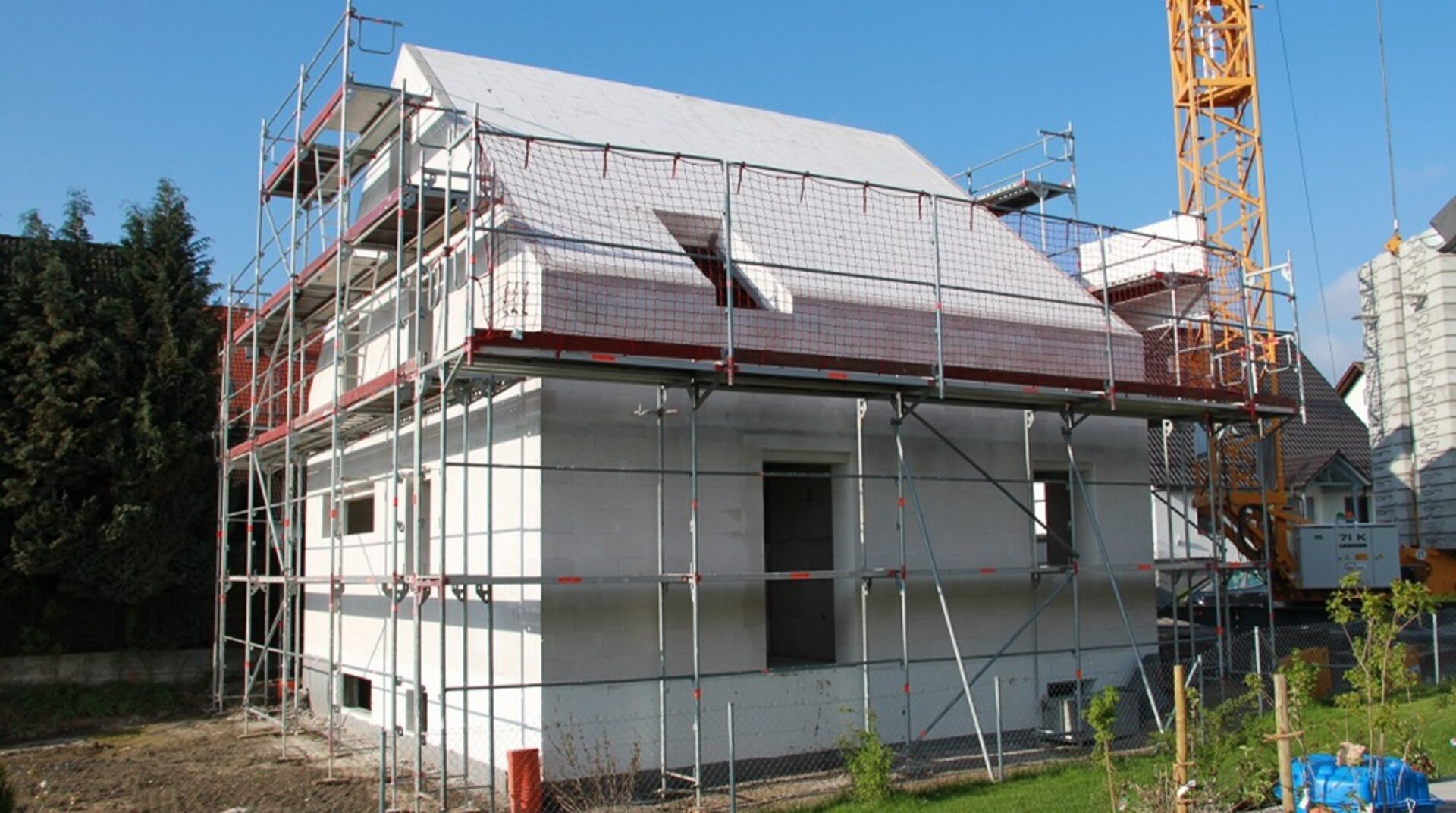 Gaia Nuova EFH Herrenberg, Einfamilienhaus im Bau, im Baugerüst, Sicht auf die verputzte Außenfassade