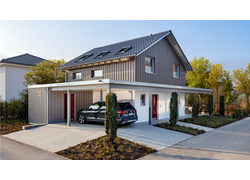 Seitliche Vorderansicht des Hauses mit Carport.