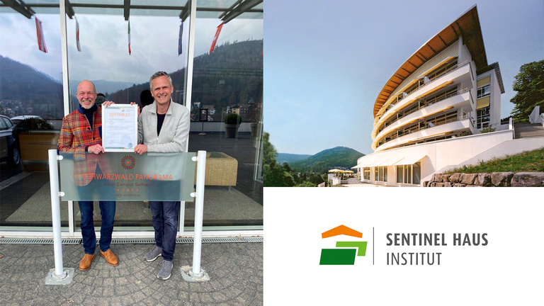 Peter Bachmann, Geschäftsführer Sentinel Haus Institut und Stephan Bode, Geschäftsführer SCHWARZWALD PANORAMA, bei der Zertifikatsübergabe in Bad Herrenalb.