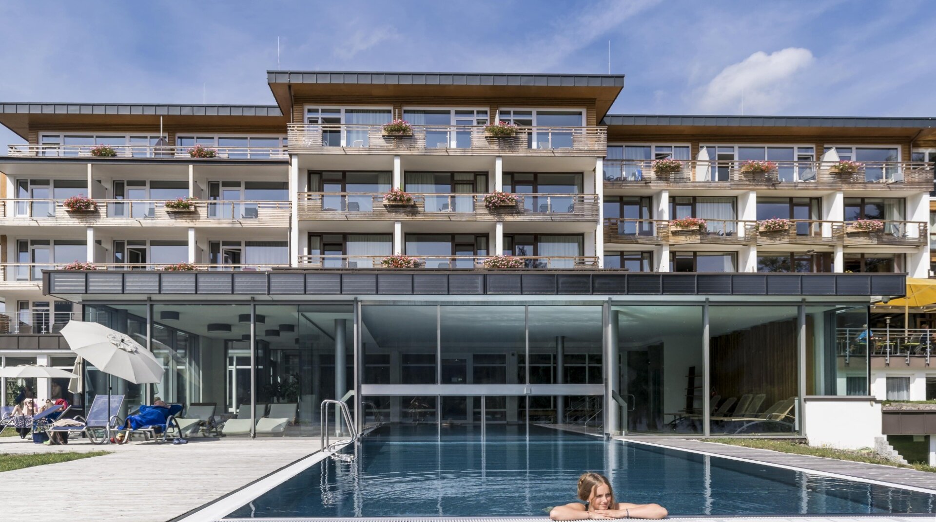 Seehotel Wiesler, Außenfassade, mit Pool im Vordergrund