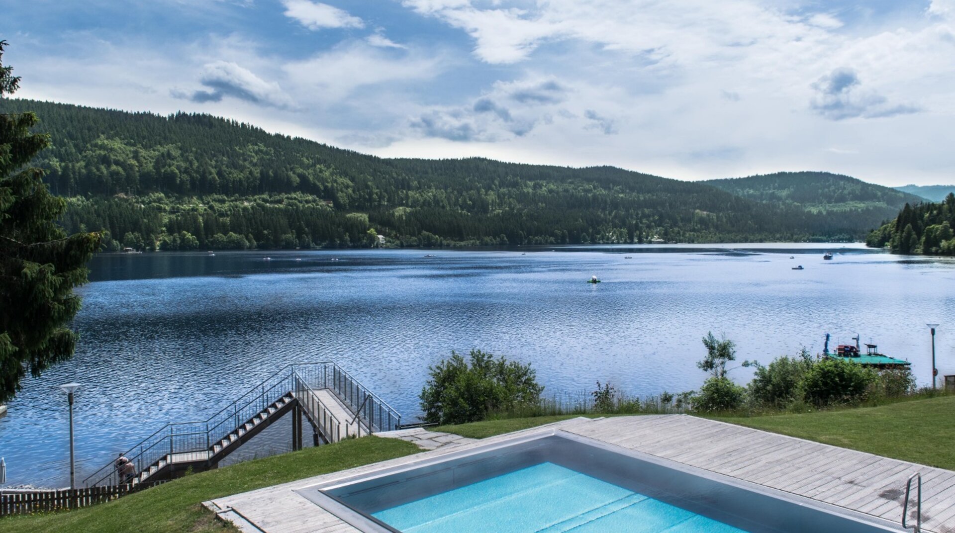 Seehotel Wiesler, Blick auf Pool und See