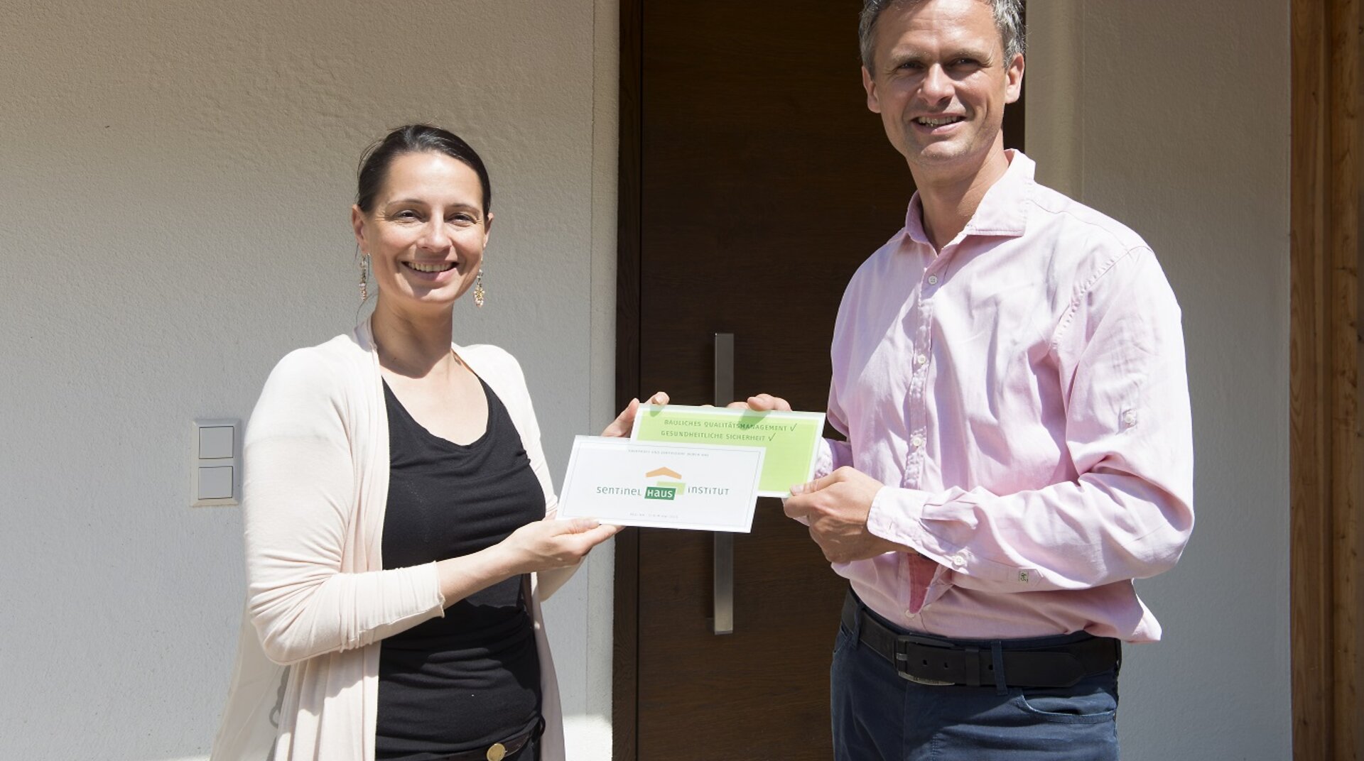 Berghäuschen Attental, Sentinel Haus Institut Zertifikat in den Händen von Bettina und Peter Bachmann