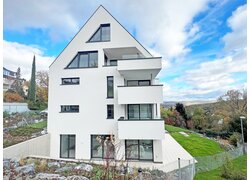 Modernes Mehrfamilienhaus mit mehreren Stockwerken und Ausblick ins Neckartal