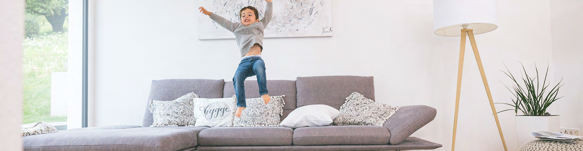 Junge hüpft auf Sofa