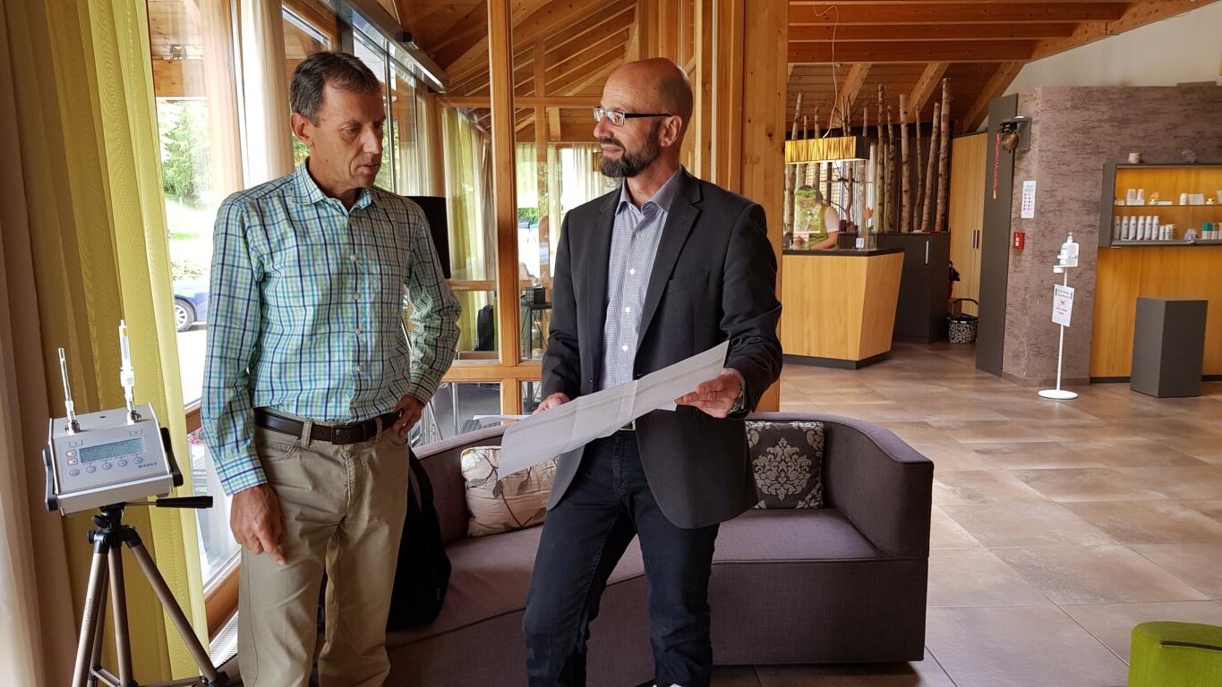 Hotelchef Klaus-Günther Wiesler und Helmut Köttner. Technischer Leiter des Sentinel Haus Instituts, besprechen die guten Ergebnisse der Raumluftmessungen im Seehotel Wiesler. Foto Sentinel Haus Institut